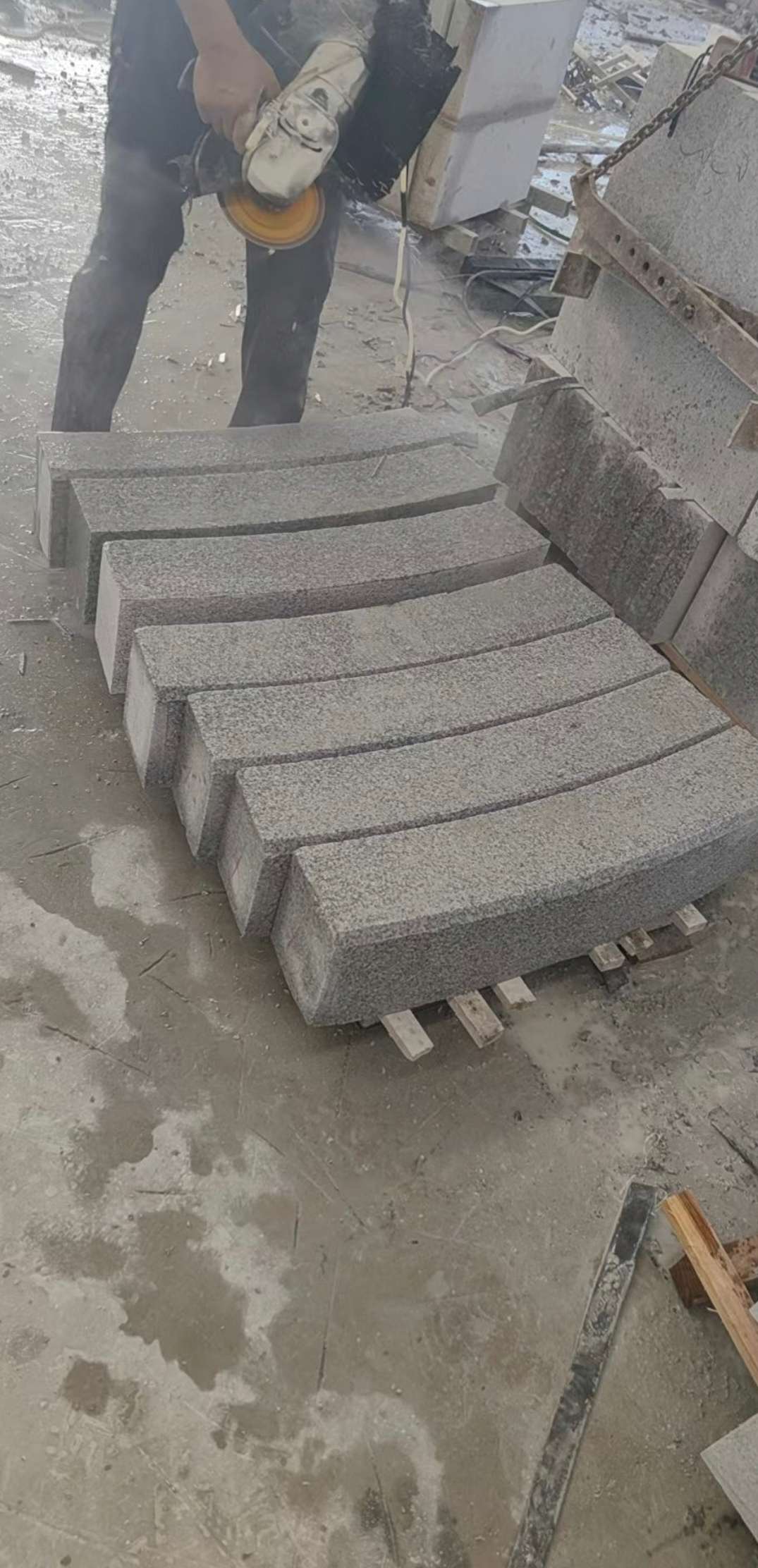 包头芝麻白弧形路牙石