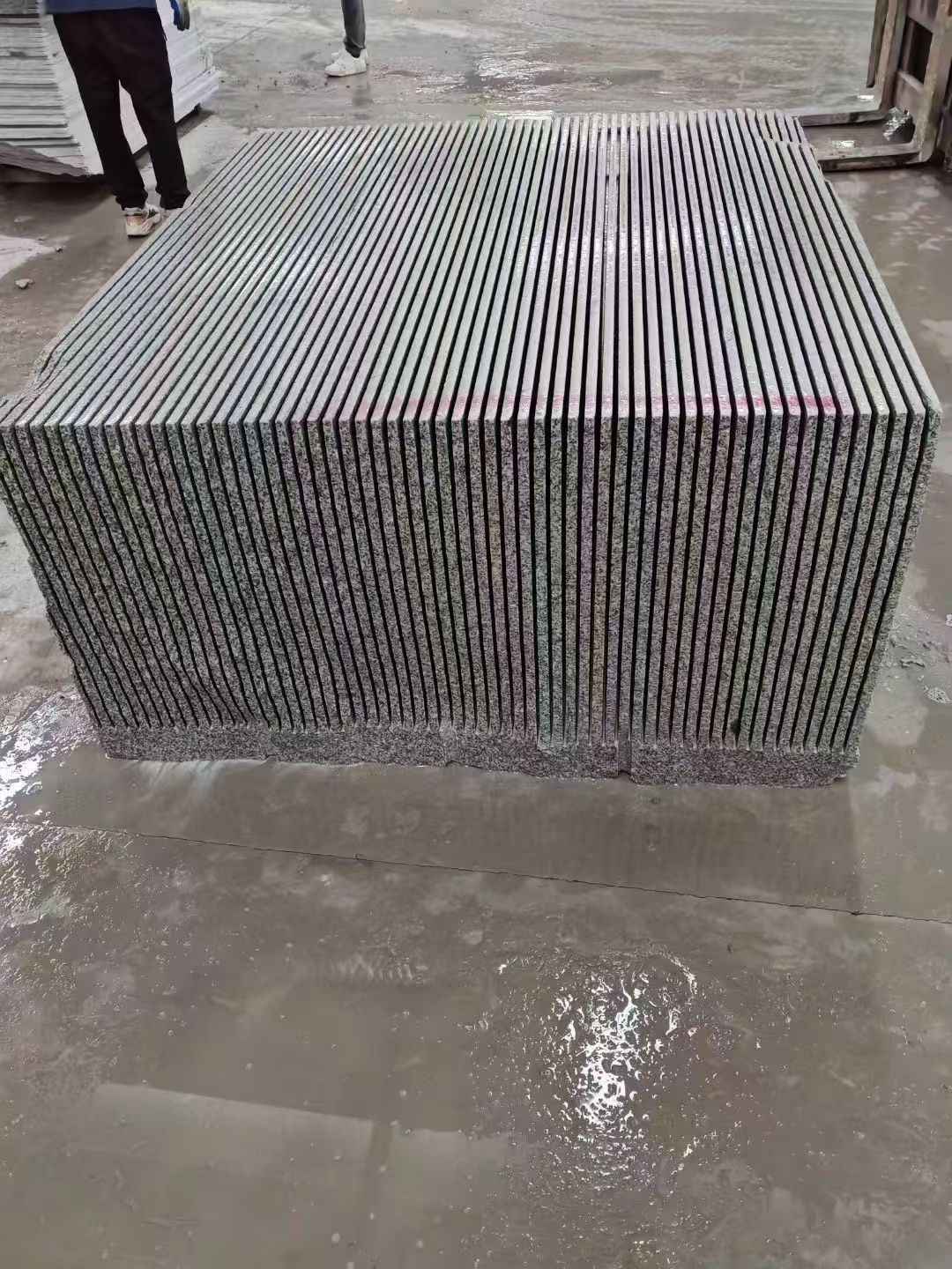 包头芝麻白毛板荒料切割